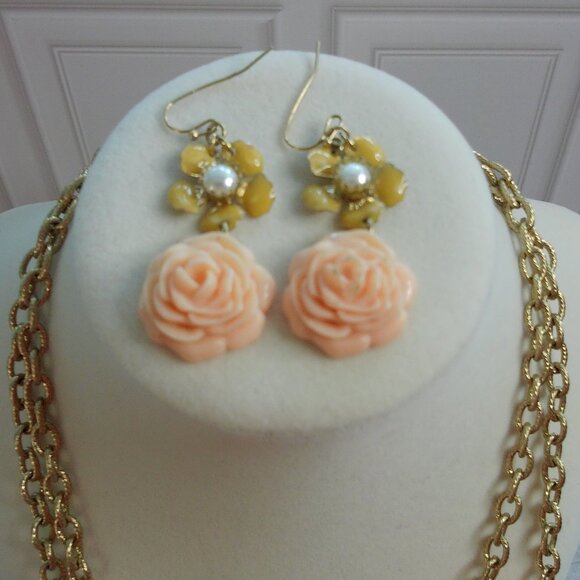 Pretty Floral Statement Necklace and Earrings Set - Picture 3 of 8